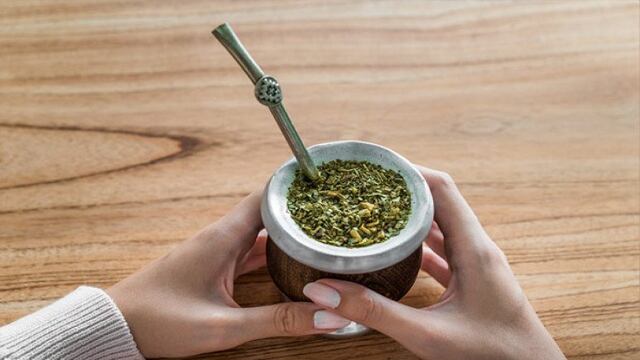 Un argentino viviendo en Inglaterra les respondió de forma graciosa a sus vecinos cuando estos le pidieron que no tome más mate en público.