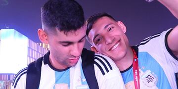 Posteo de los jugadores cordobeses de la selección argentina campeona del mundo en el arribo al país.