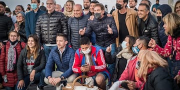 El candidato de Juntos por el Cambio, Diego Santilli, en Pinamar. Foto Gentileza Clarín.