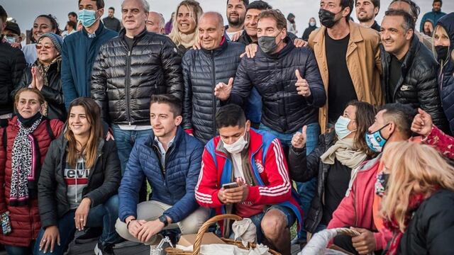 El candidato de Juntos por el Cambio, Diego Santilli, en Pinamar. Foto Gentileza Clarín.