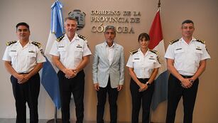 La nueva cúpula de la Policía, junto con eL ministro de Seguridad, Juan Pablo Quinteros. A la izquierda, los dos entrantes, a la derecha, los salientes. (Prensa Gobierno)
