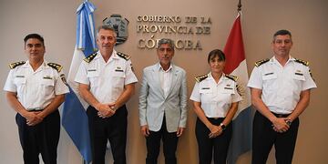 La nueva cúpula de la Policía, junto con eL ministro de Seguridad, Juan Pablo Quinteros. A la izquierda, los dos entrantes, a la derecha, los salientes. (Prensa Gobierno)