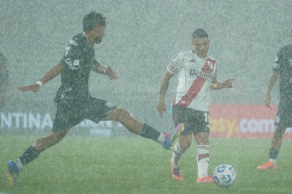 Al final del primer tiempo entre River e Independiente Rivadavia por Copa Argentina, se desató un diluvio en el Kempes (Gentileza Clarín)