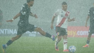 Al final del primer tiempo entre River e Independiente Rivadavia por Copa Argentina, se desató un diluvio en el Kempes (Gentileza Clarín)