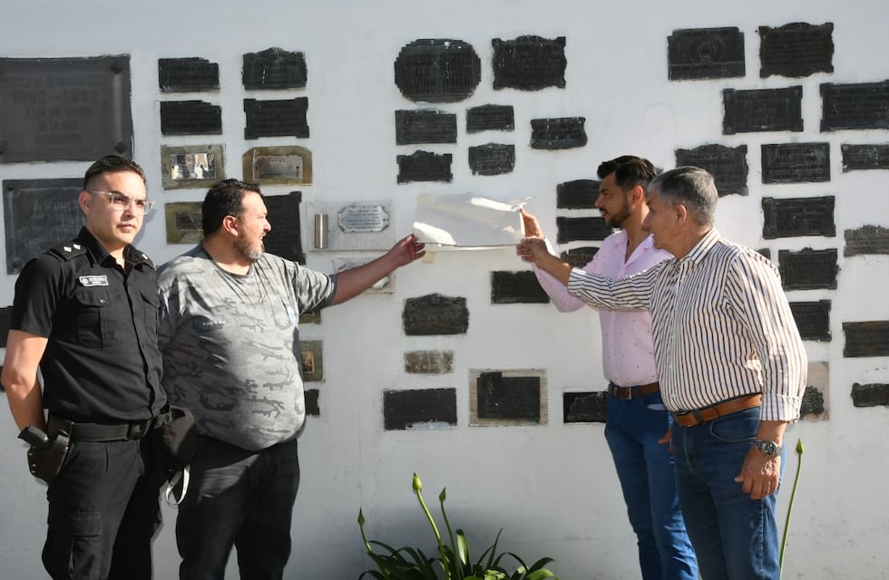 Colocaron una placa en memoria de los rafaelinos fallecidos por el COVID-19