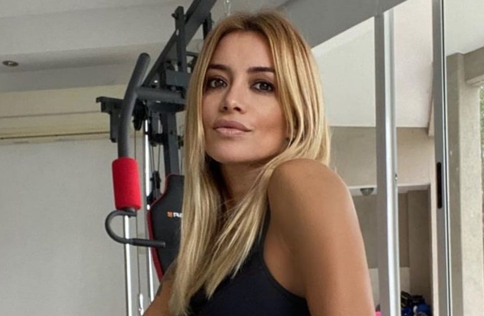 A los 44 años, la ex de Ricardo Fort, Claudia Ciardone, se suma a la bikini ultra XS y causa furor