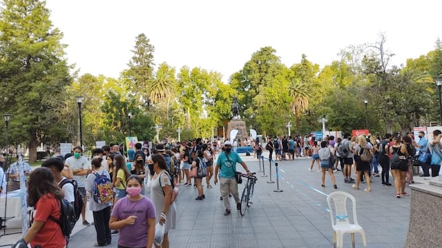 El evento educativo se realizó en la plaza San Martín.