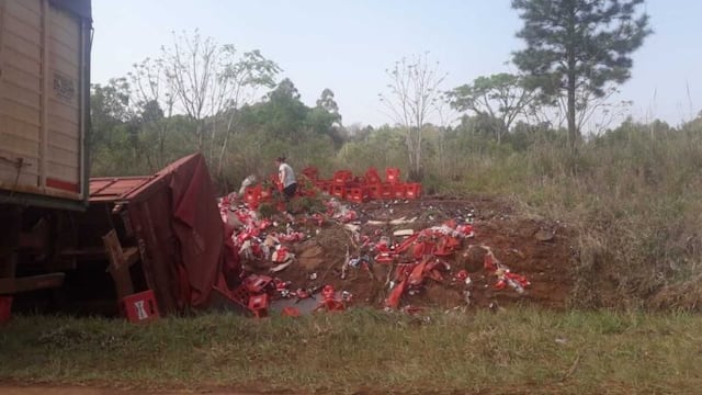 Un camión que transportaba cerveza despistó y volcó en Fracrán