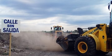 Con maquinaria pesada bloquearon los cruces alternativos que utilizaban los vecinos para transitar por el cauce. Foto Municipalidad San Rafael