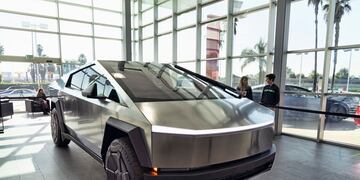Un Tesla Cybertruck en un concesionario en Buena Park, California, el 3 de diciembre del 2023. (AP foto/Richard Vogel)