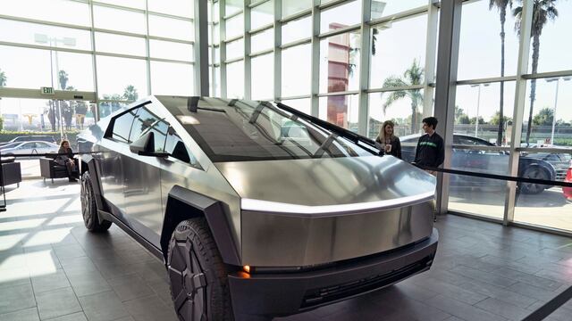 Un Tesla Cybertruck en un concesionario en Buena Park, California, el 3 de diciembre del 2023. (AP foto/Richard Vogel)