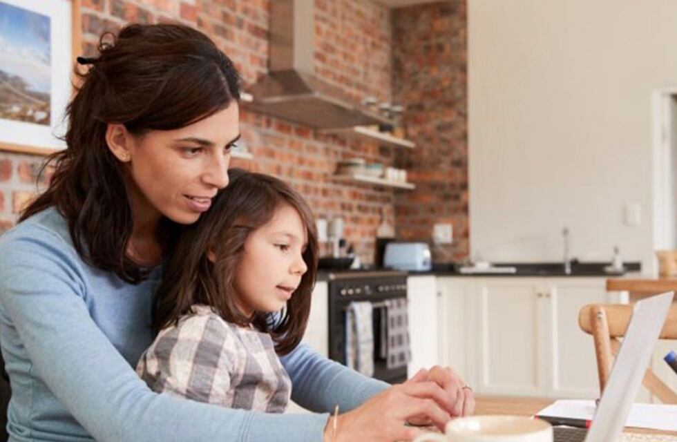 Cambios en las licencias por maternidad: qué dice el DNU de Javier Milei