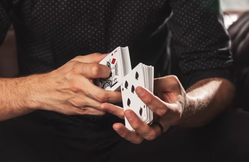 El video del esposo menos celoso: atacó a un mago después que su esposa se ofreció a ser parte de su acto