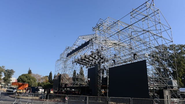 La escenografía que se arma en el Parque Sarmiento para el show de Ulises Bueno. (José Hernández/La Voz)