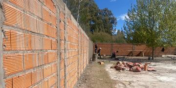 Construyen cercos en la Escuela Primaria N°25 de Villa Maio