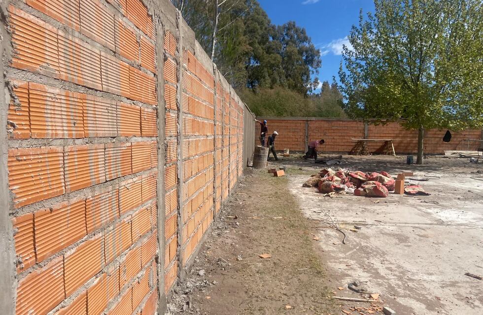 Construyen cercos en la Escuela Primaria N°25 de Villa Maio