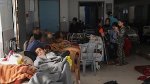 Palestinos heridos yacen en el hospital Shifa de la Ciudad de Gaza.