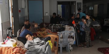 Palestinos heridos yacen en el hospital Shifa de la Ciudad de Gaza.
