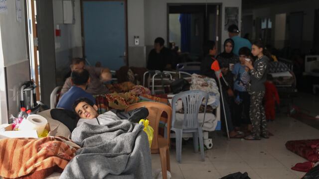 Palestinos heridos yacen en el hospital Shifa de la Ciudad de Gaza.