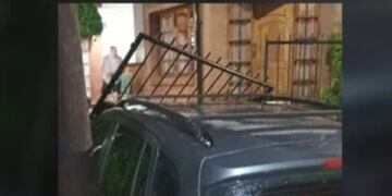 Posadas: pinchó una cubierta y terminó dentro de una vivienda.