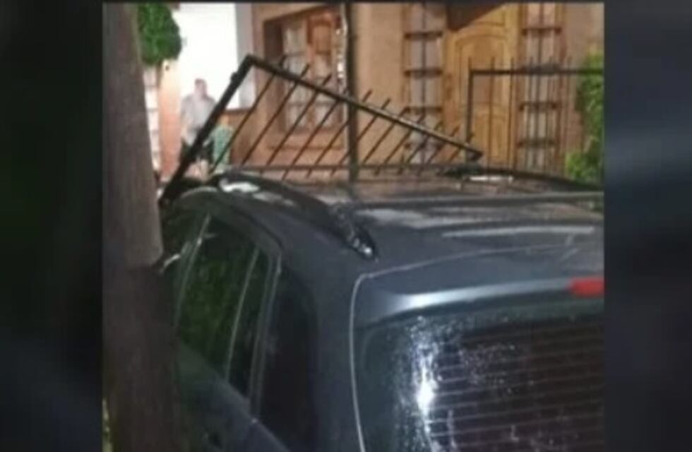 Posadas: pinchó una cubierta y terminó dentro de una vivienda