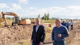 El intendente de Maipú durante el avance de obra clave de saneamiento.