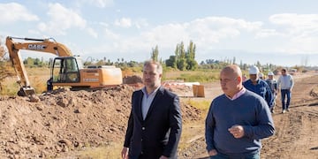 El intendente de Maipú durante el avance de obra clave de saneamiento.