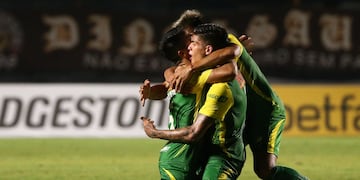 Jugadores de Defensa y Justicia celebran al vencer a Vasco en la Copa Sudamericana. (Foto: EFE/Bruna Prado POOL)
