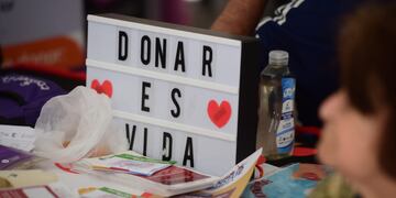 La ciudad de Córdoba se viste de rosa para concientizar sobre el cáncer de mama, salud mental y testeos de VIH.