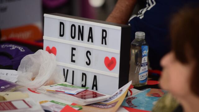 La ciudad de Córdoba se viste de rosa para concientizar sobre el cáncer de mama, salud mental y testeos de VIH.