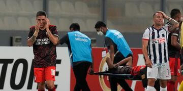 La lesión que sufrió Robert Rojas y que conmovió a sus compañeros y rivales, en el duelo jugado en Lima, por Copa Libertadores. (AP)