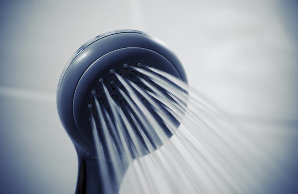 Lo que nunca deberías hacer al ducharte en invierno, según una dermatóloga