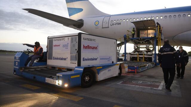 Un vuelo de Aerolíneas Argentinas trae más dosis de la vacuna Sinopharm contra el COVID-19 al país. (Presidencia)