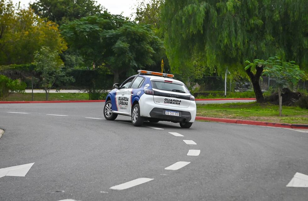 Buscan a una conductora que chocó a una agente de la Guardia Urbana de Córdoba y escapó