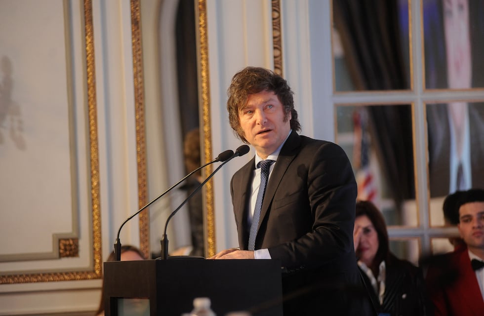 Cuáles son los planes de Javier Milei para implementar la dolarización y de qué depende