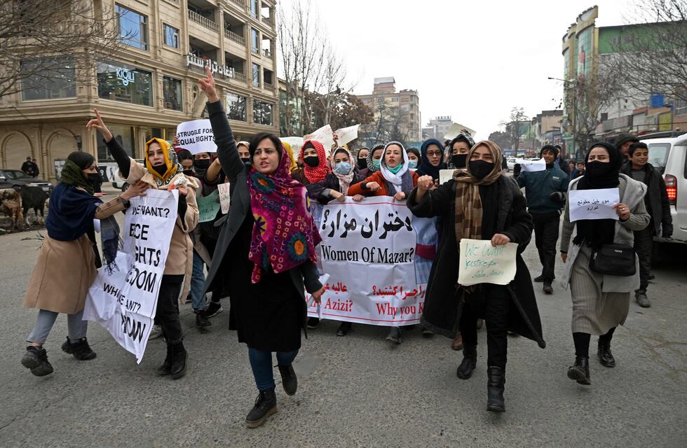 Mujeres exigían su derecho al trabajo y a la educación y los talibanes respondieron con gas pimienta