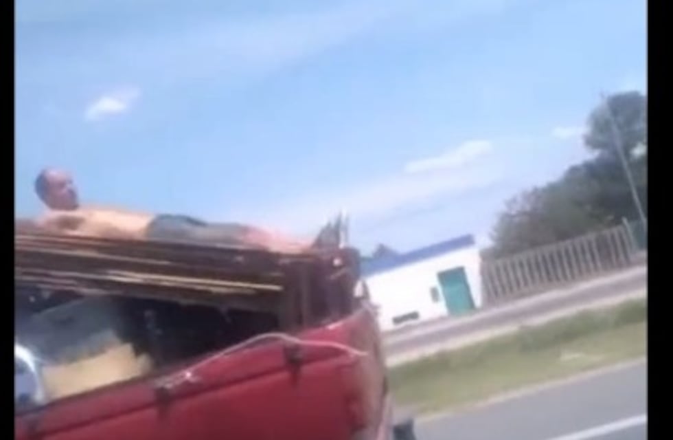 “¿Qué hacés?”: el peligroso método viral de un cordobés para transportar maderas