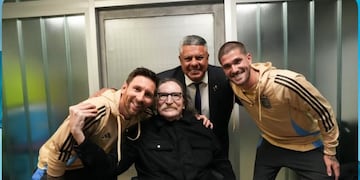 Lionel Messi,  Charly García, Claudio Chiqui Tapia y Rodrigo de Paul. Foto: web.