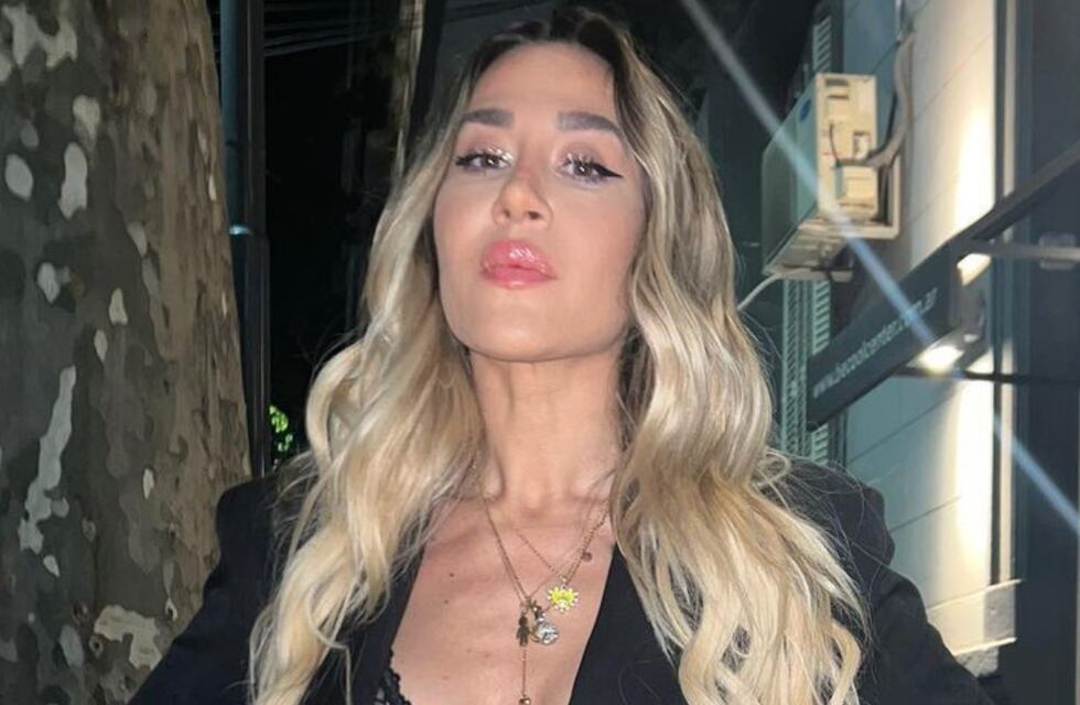 Look casual y a puro brillo: cómo fue el minitop uderboob que usó Jimena Barón