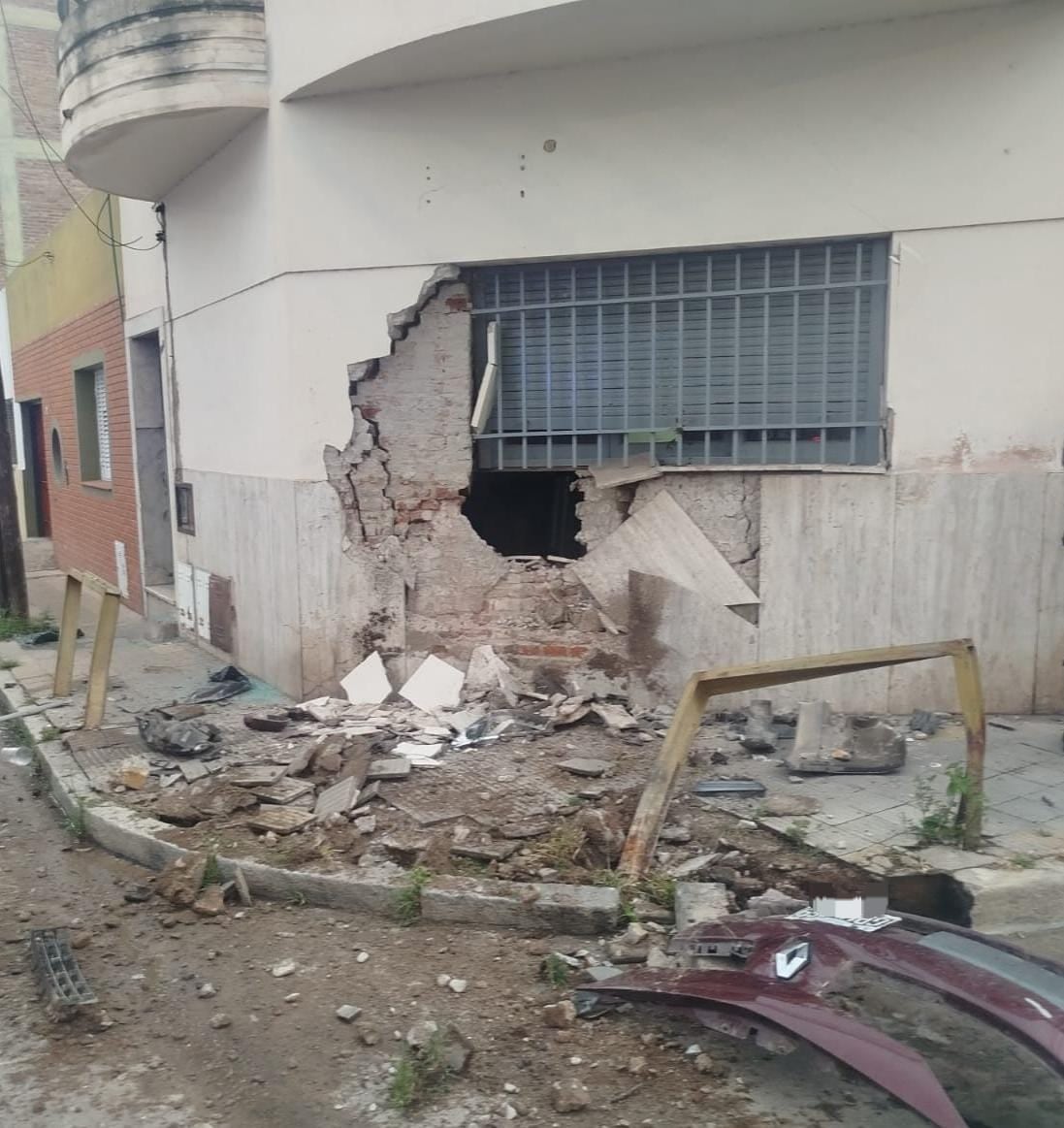 El siniestro vial dejó severos daños en la casa.