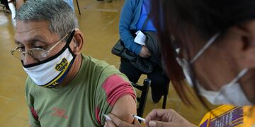 Desde este jueves se seguirá con la vacunación de la segunda dosis de los mayores de 70 años.
Foto:Orlando Pelichotti / Los Andes