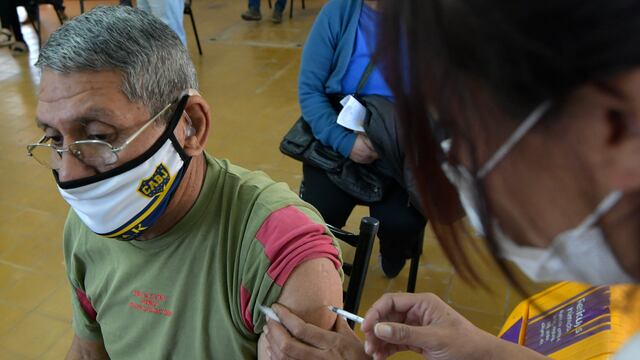 Desde este jueves se seguirá con la vacunación de la segunda dosis de los mayores de 70 años. 
Foto:Orlando Pelichotti / Los Andes