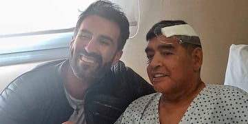 Leopoldo Luque y Maradona, en la Clínica de Olivos, el 11 de noviembre de 2020. (AFP).