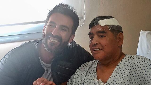 Leopoldo Luque y Maradona, en la Clínica de Olivos, el 11 de noviembre de 2020. (AFP).