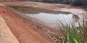 Una de las represas que provee a la toma de agua se encuentra seca.