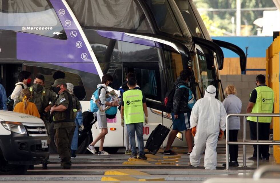 Estudiantes del sur regresaron de Carlos Paz con síntomas y debieron activar los protocolos en las terminales