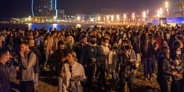 La gente tomó las calles en distintos lugares de España cuando llegó la medianoche del sábado y expiró el estado de alarma de seis meses. (AP)