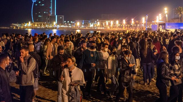 La gente tomó las calles en distintos lugares de España cuando llegó la medianoche del sábado y expiró el estado de alarma de seis meses. (AP)