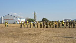 Milei sobrevoló la zona de incendios, pero no aterrizó y los Bomberos quedaron esperando.