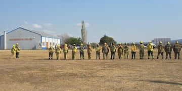 Milei sobrevoló la zona de incendios, pero no aterrizó y los Bomberos quedaron esperando.